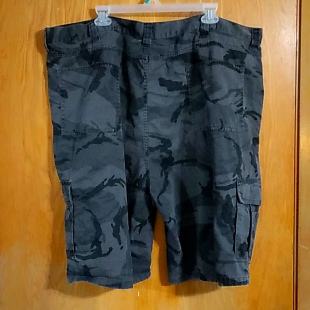 Men's Size 48 Wrangler Black N Grey Camo Cargo Shorts - Picture 3 of 4